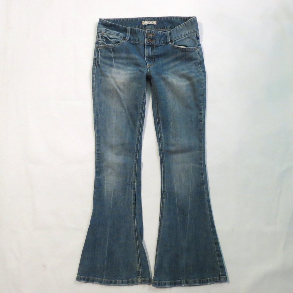 Free People jeans 28 Slim flare leg Low rise waist Distressed Medium blue wash
